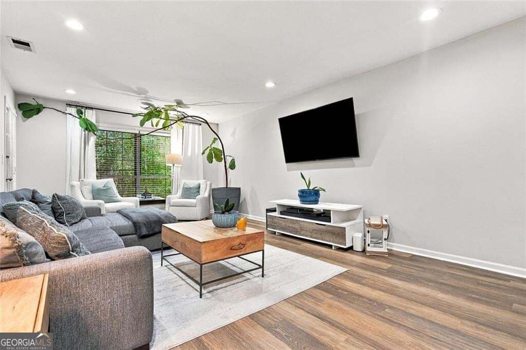 3 bedroom, 2 bathroom, 1,469 sq ft condominium for sale at 6851 Roswell Road Q-15, Sandy Springs, GA 30328 — photo 4