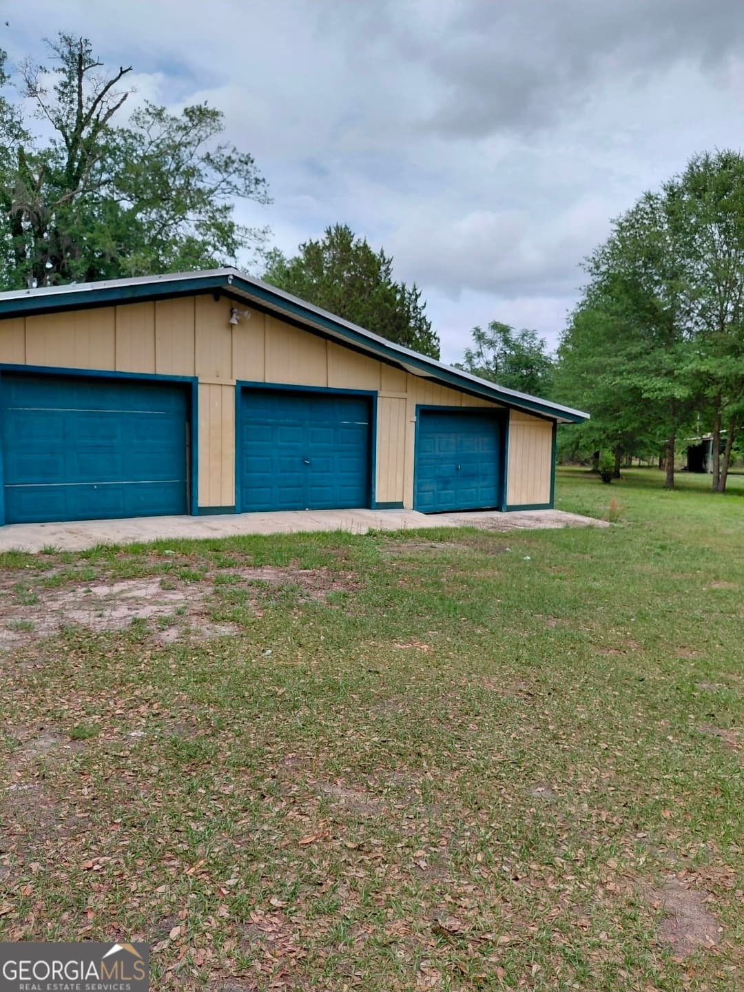 3 bedroom, 1 bathroom, 1,300 sq ft single family residence for sale at 436 Russell Boulevard, St. George, GA 31562 — photo 3