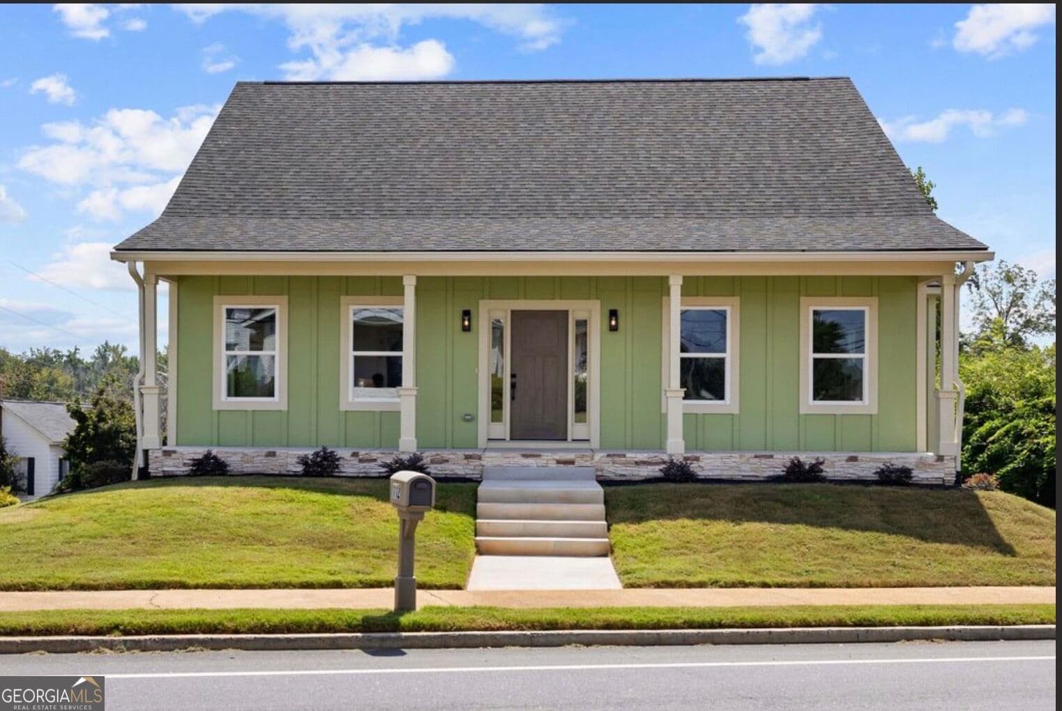 4 bedroom, 4 bathroom, 3,300 sq ft single family residence for sale at 112 Lagrange Street, Newnan, GA 30263 — photo 2