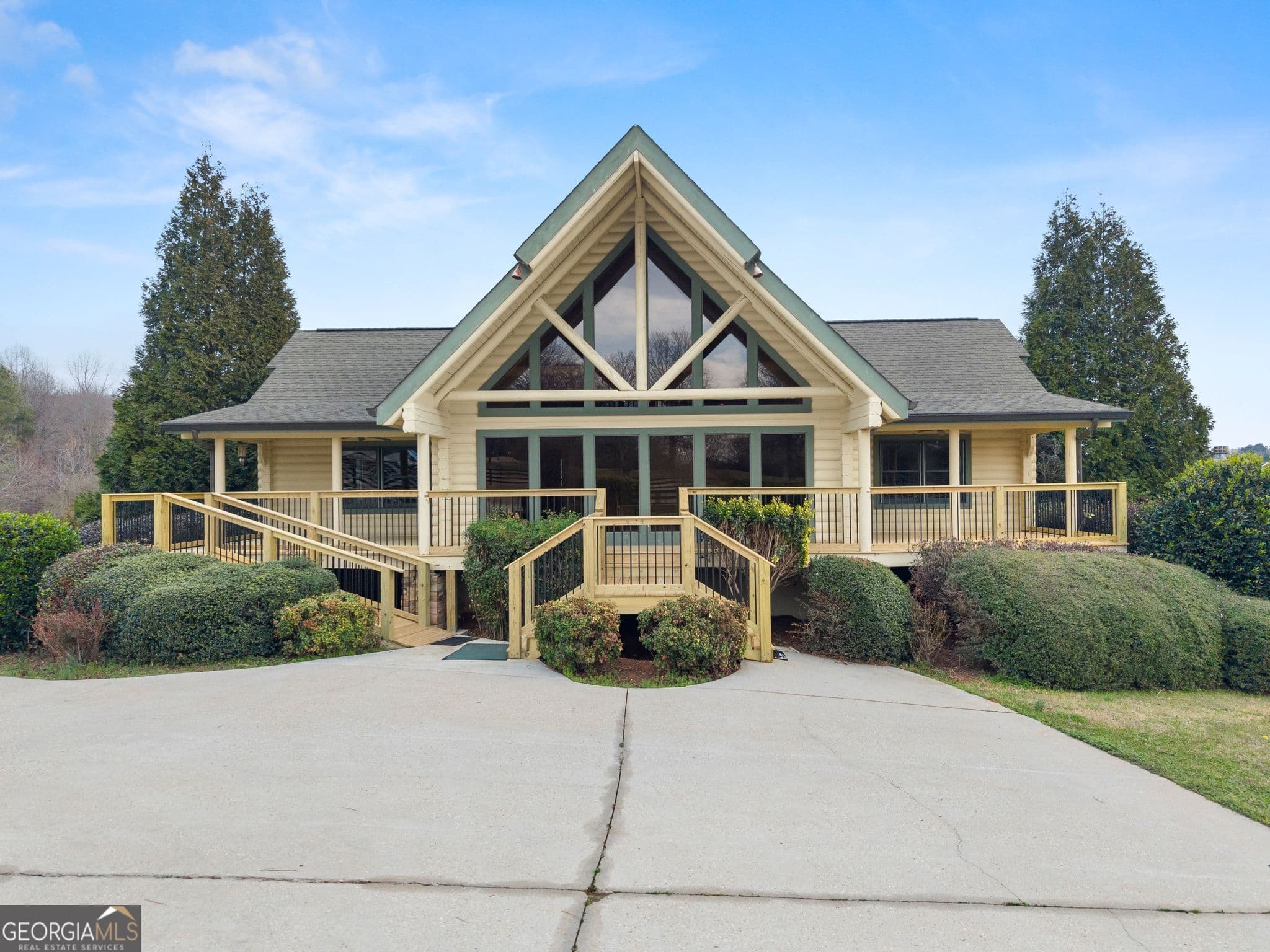 5 bedroom, 2.5 bathroom, 5,544 sq ft cabin,single family residence for sale at 40 Benton Road, Jefferson, GA 30549 — photo 1 of 73