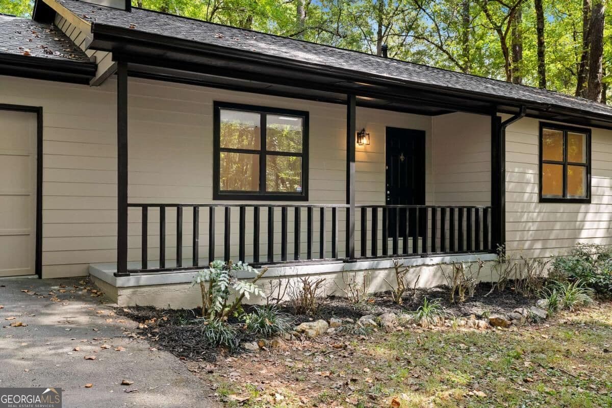 2 bedroom, 2 bathroom, 1,244 sq ft single family residence for sale at 4006 Lake Acworth Drive, Acworth, GA 30101 — photo 2