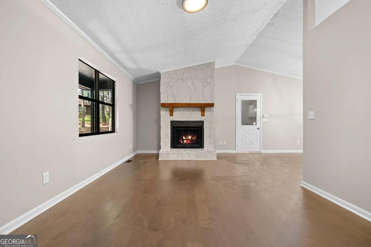 2 bedroom, 2 bathroom, 1,244 sq ft single family residence for sale at 4006 Lake Acworth Drive, Acworth, GA 30101 — photo 4