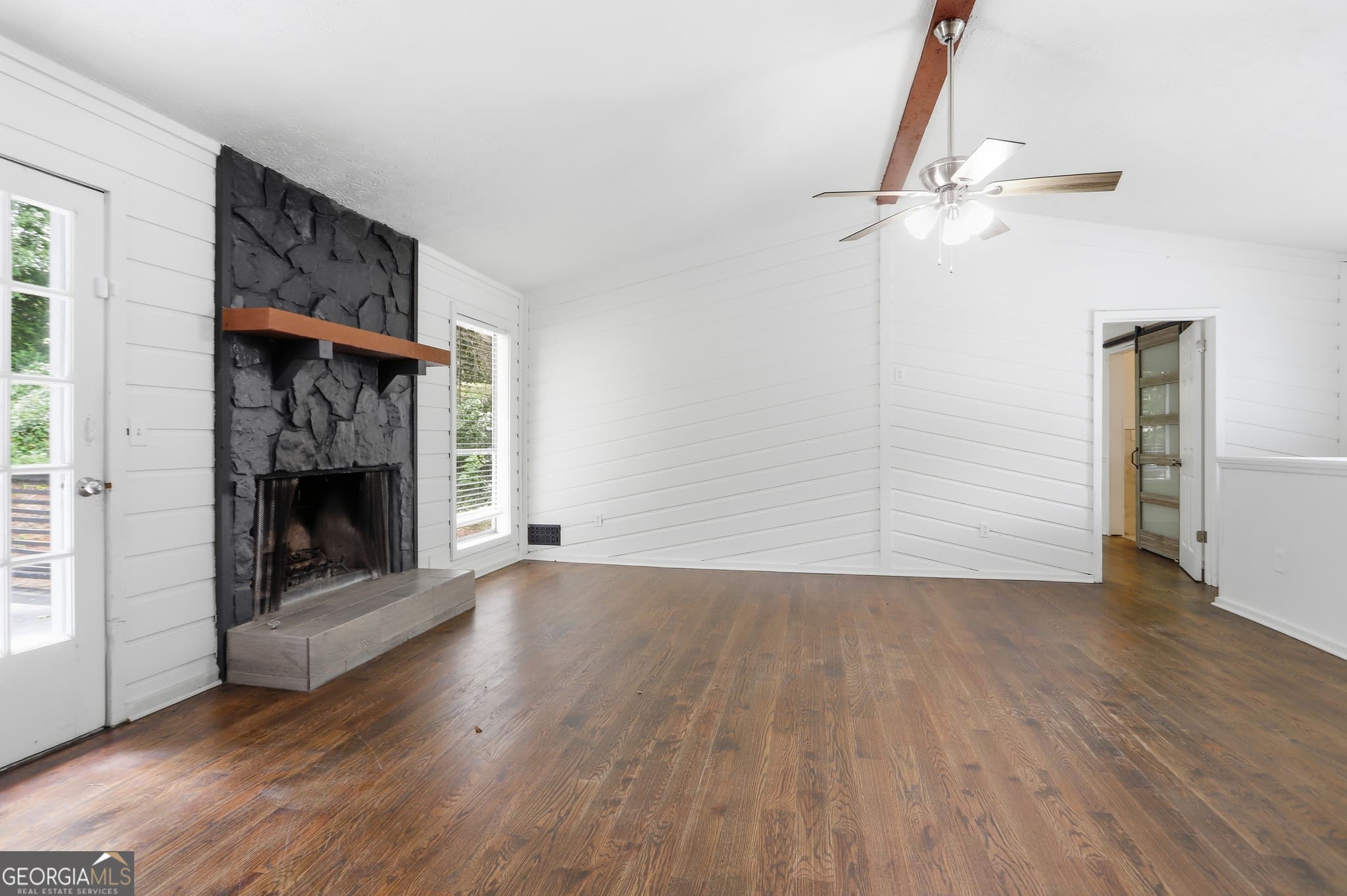 3 bedroom, 2 bathroom, 1,556 sq ft single family residence for sale at 124 Creekview Drive, Woodstock, GA 30188 — photo 3