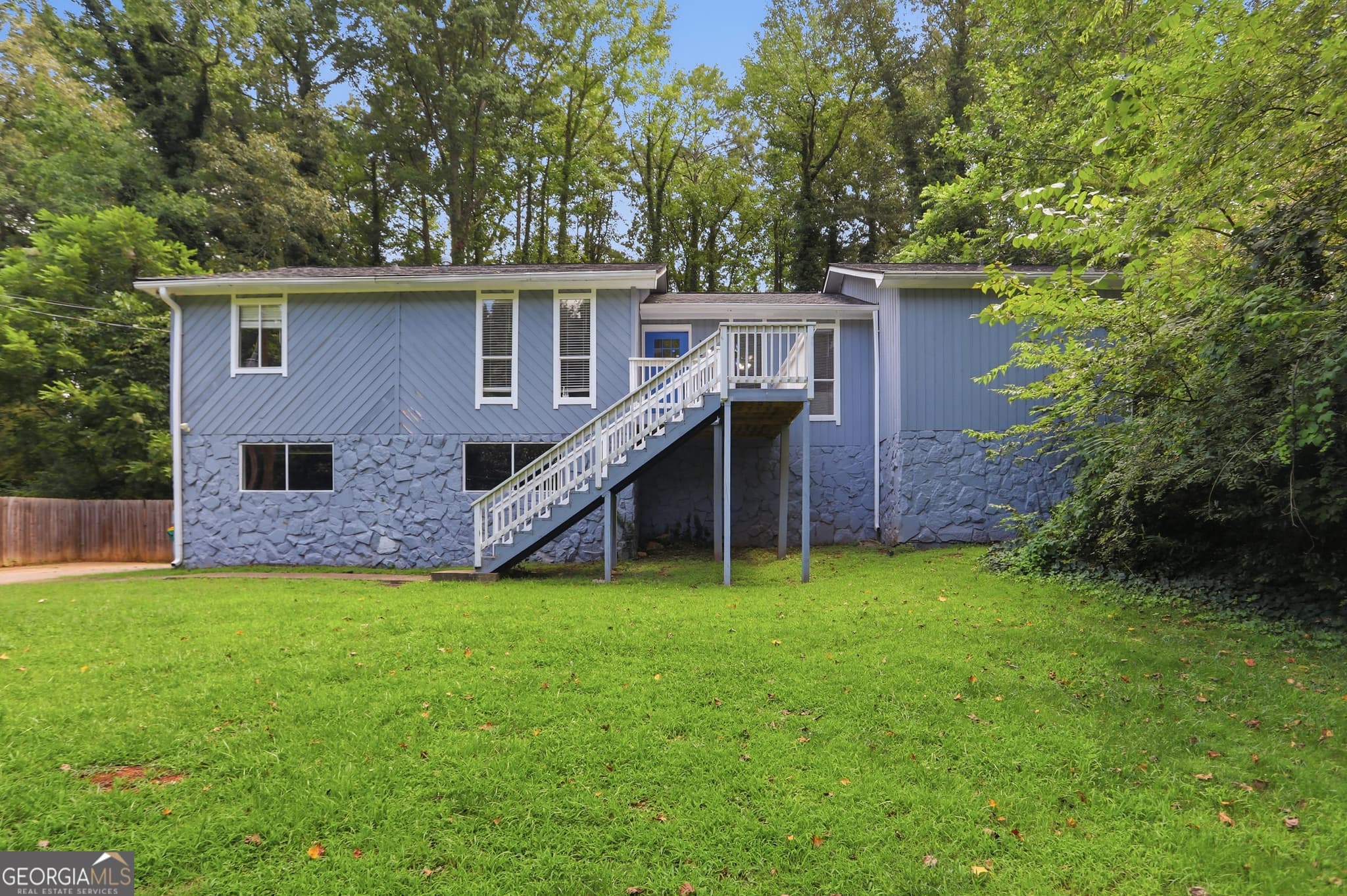 3 bedroom, 2 bathroom, 1,556 sq ft single family residence for sale at 124 Creekview Drive, Woodstock, GA 30188