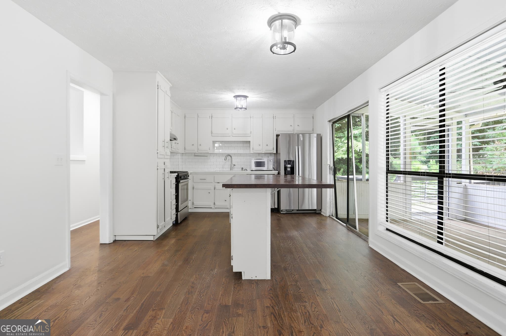3 bedroom, 2 bathroom, 1,556 sq ft single family residence for sale at 124 Creekview Drive, Woodstock, GA 30188 — photo 10