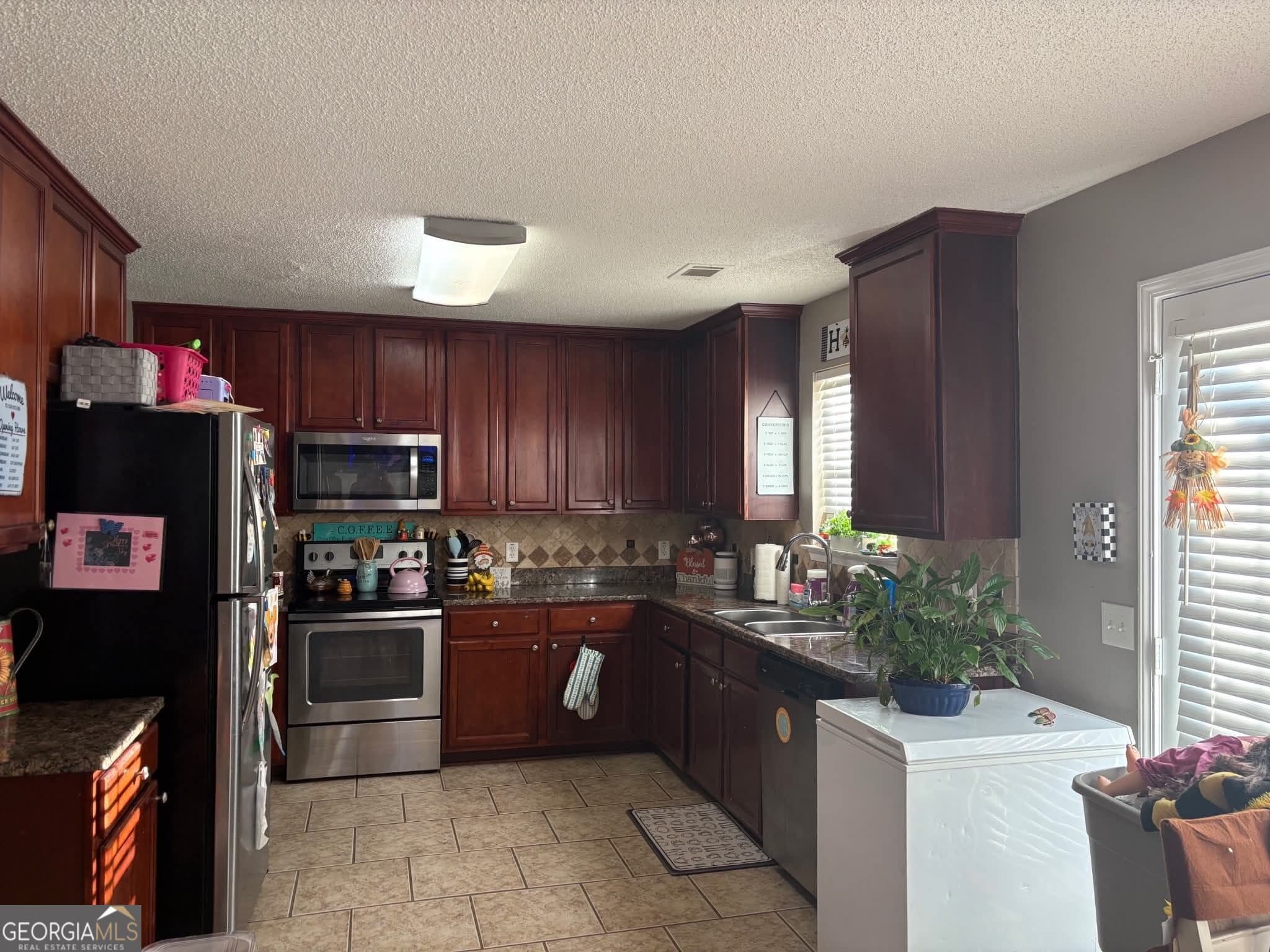 4 bedroom, 2.5 bathroom, 2,199 sq ft single family residence for sale at 113 Derringer Court, Byron, GA 31008 — photo 5