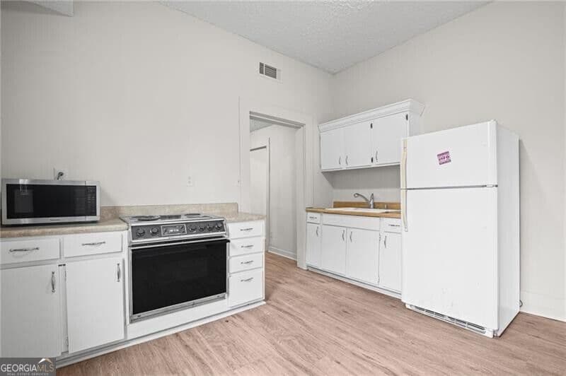 4 bedroom, 2 bathroom, 2,400 sq ft single family residence for sale at 3097 East Point Street, East Point, GA 30344 — photo 9