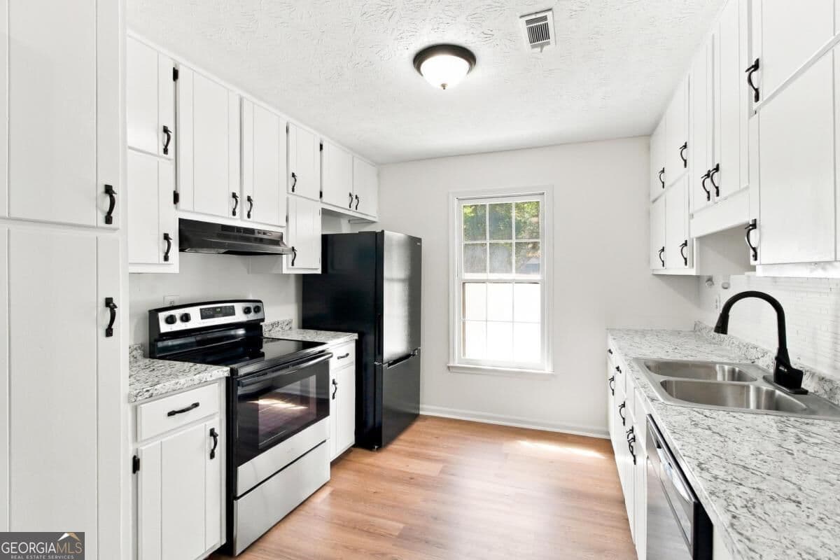 3 bedroom, 2 bathroom, 1,178 sq ft single family residence for sale at 7260 Fernwood Drive, Riverdale, GA 30296 — photo 8