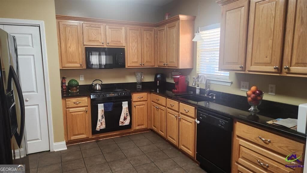 3 bedroom, 2 bathroom, 1,744 sq ft single family residence for sale at 220 Carrington Lane, Centerville, GA 31028 — photo 2