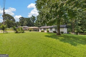 4 bedroom, 1.5 bathroom, 1,404 sq ft single family residence for sale at 899 E Glochester Place, Norcross, GA 30071 — photo 2