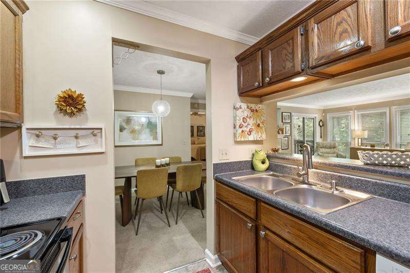 2 bedroom, 2 bathroom, 1,000 sq ft condominium for rent at 525 Warm Springs Circle, Roswell, GA 30075 for $1,800 a month — photo 4