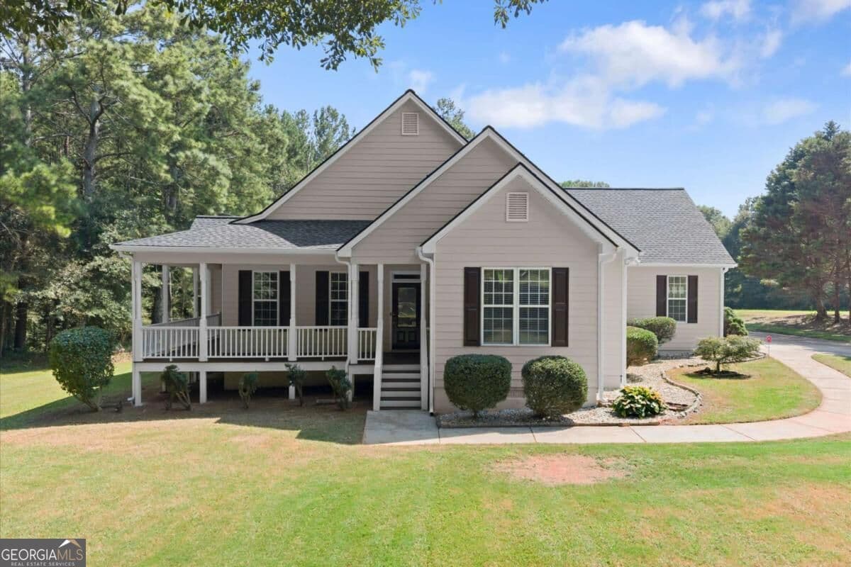 3 bedroom, 2 bathroom, 1,799 sq ft single family residence for sale at 125 Kevins Drive, Hampton, GA 30228 — photo 1 of 56