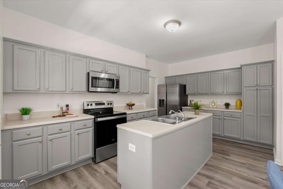 3 bedroom, 2 bathroom, 1,799 sq ft single family residence for sale at 125 Kevins Drive, Hampton, GA 30228 — photo 9