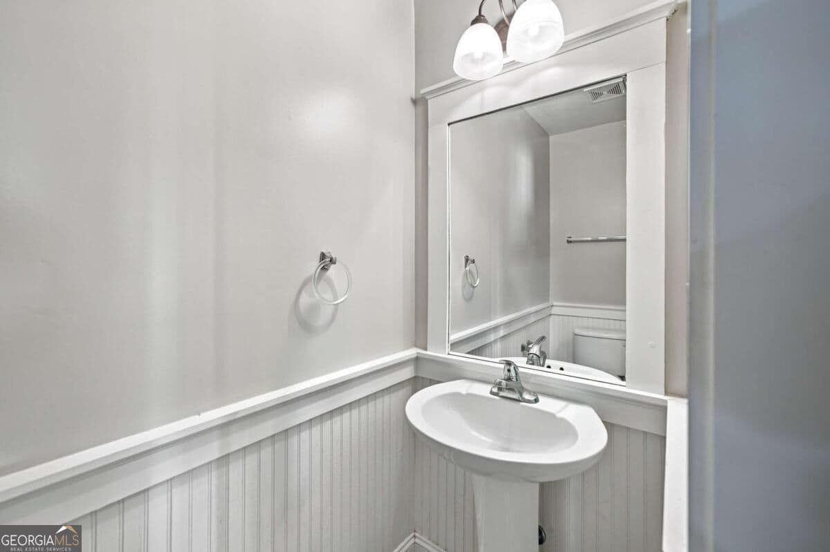 2 bedroom, 2.5 bathroom, 1,136 sq ft condominium for sale at 1035 Barnett Shoals Road 452, Athens, GA 30605 — photo 6