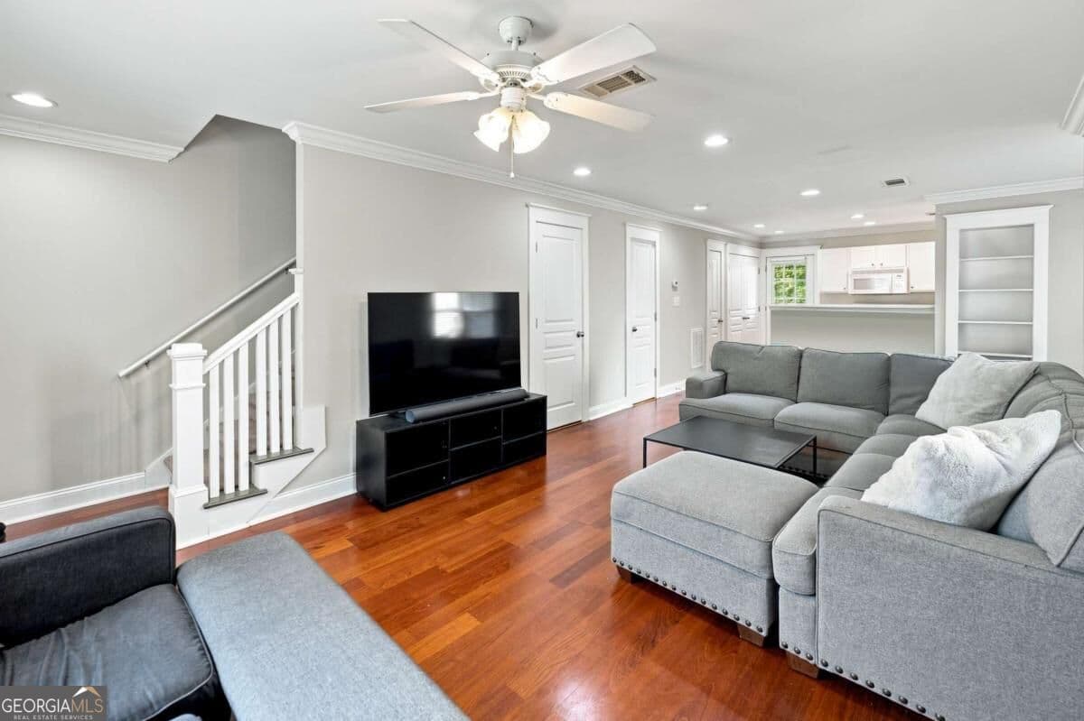 2 bedroom, 2.5 bathroom, 1,136 sq ft condominium for sale at 1035 Barnett Shoals Road 452, Athens, GA 30605 — photo 3