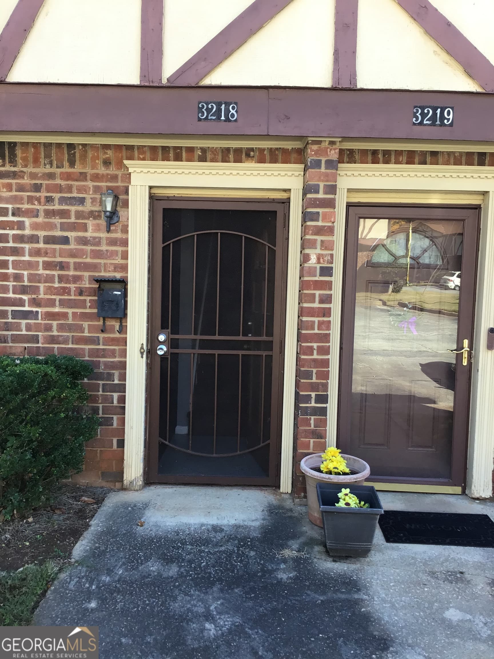 2 bedroom, 1.5 bathroom, 1,254 sq ft condominium for sale at 3218 Abbeywood Drive, Decatur, GA 30034 — photo 1 of 9