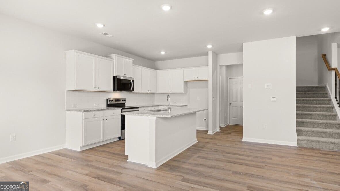 3 bedroom, 2.5 bathroom, 2,105 sq ft townhouse for sale at 1806 Meadow Green Circle, Gainesville, GA 30501 — photo 6