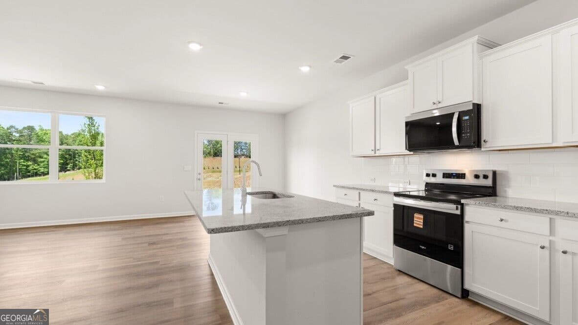 3 bedroom, 2.5 bathroom, 2,105 sq ft townhouse for sale at 1806 Meadow Green Circle, Gainesville, GA 30501 — photo 7