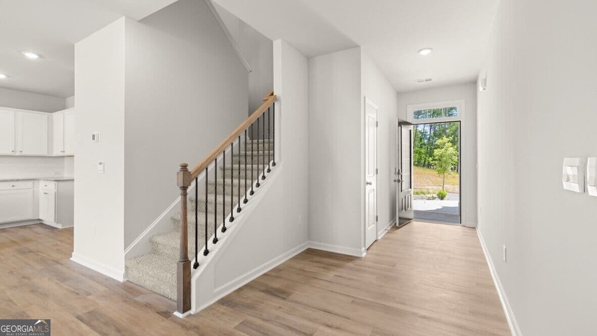 3 bedroom, 2.5 bathroom, 2,105 sq ft townhouse for sale at 1806 Meadow Green Circle, Gainesville, GA 30501 — photo 3