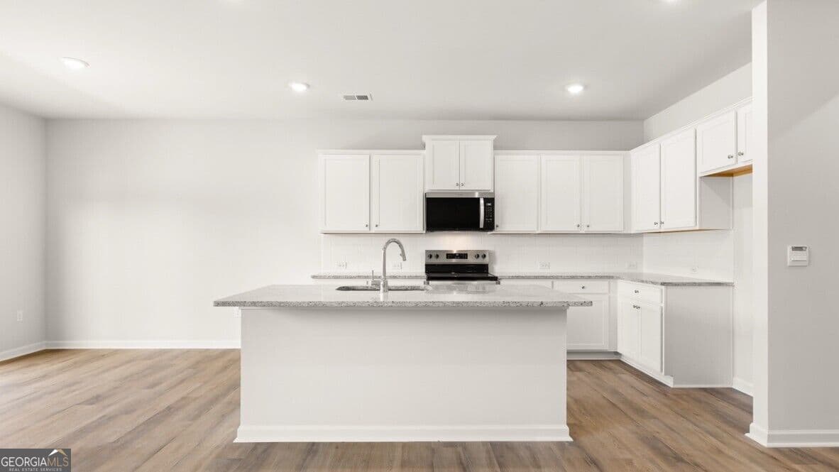 3 bedroom, 2.5 bathroom, 2,105 sq ft townhouse for sale at 1806 Meadow Green Circle, Gainesville, GA 30501 — photo 5