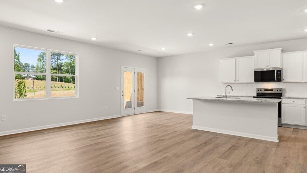 3 bedroom, 2.5 bathroom, 2,105 sq ft townhouse for sale at 1806 Meadow Green Circle, Gainesville, GA 30501 — photo 4