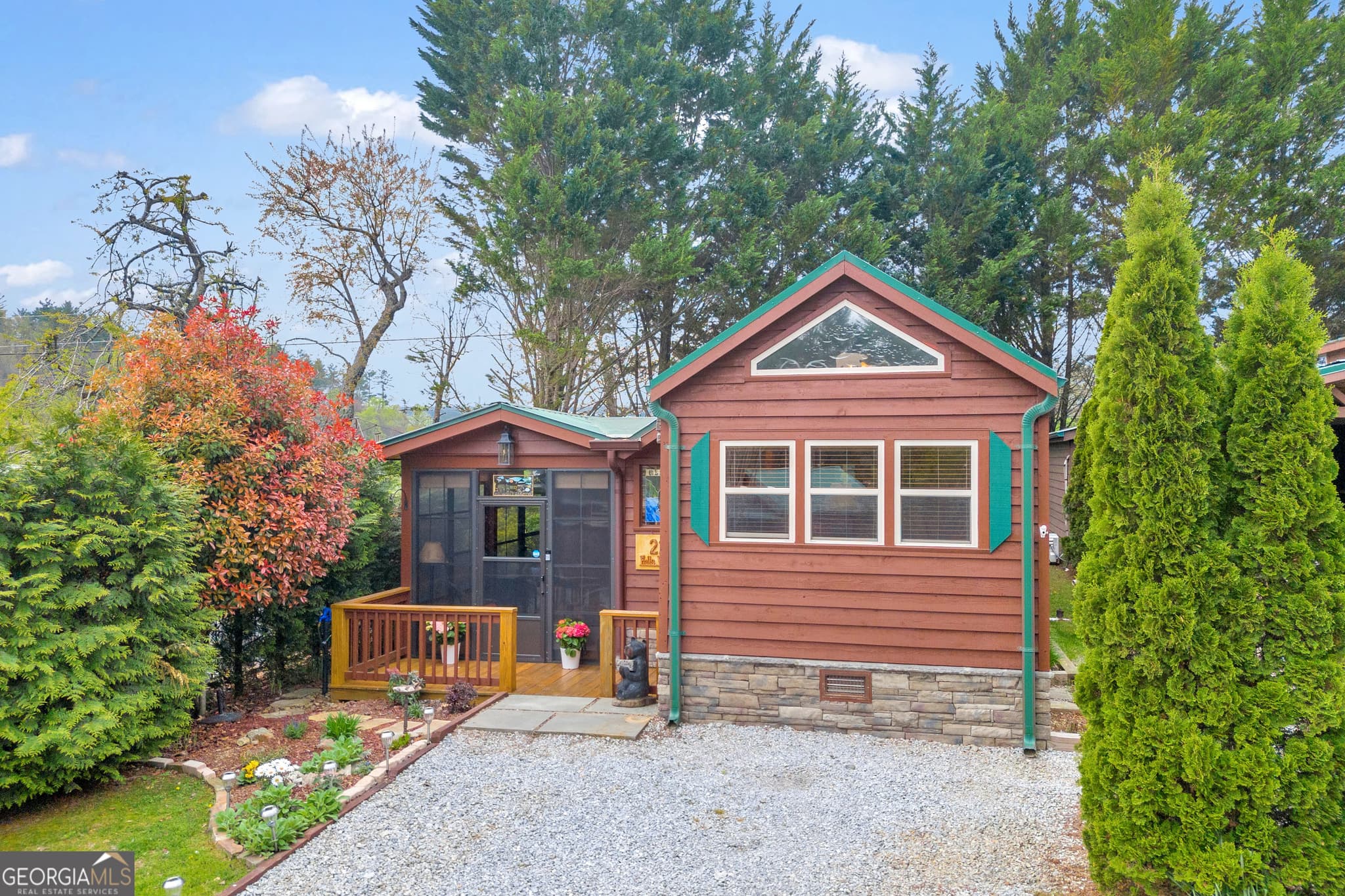 2 bedroom, 2 bathroom, 1,077 sq ft cabin,manufactured home,single family residence sold at 220 Falls View Road, Dillard, GA 30537