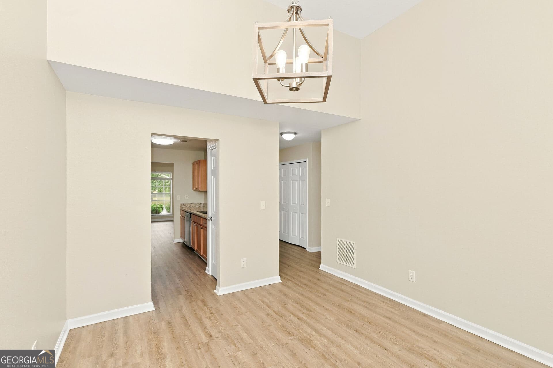 3 bedroom, 2.5 bathroom, 1,665 sq ft single family residence for sale at 4621 Ravenwood Loop, Union City, GA 30291 — photo 6