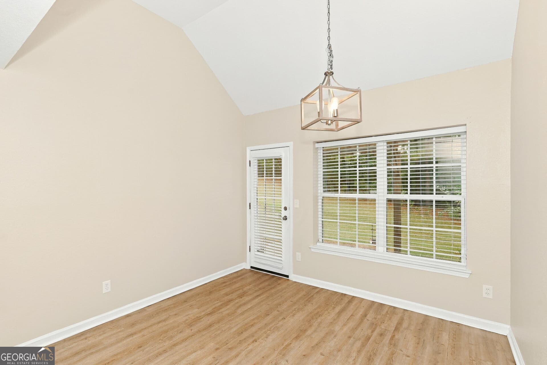 3 bedroom, 2.5 bathroom, 1,665 sq ft single family residence for sale at 4621 Ravenwood Loop, Union City, GA 30291 — photo 7