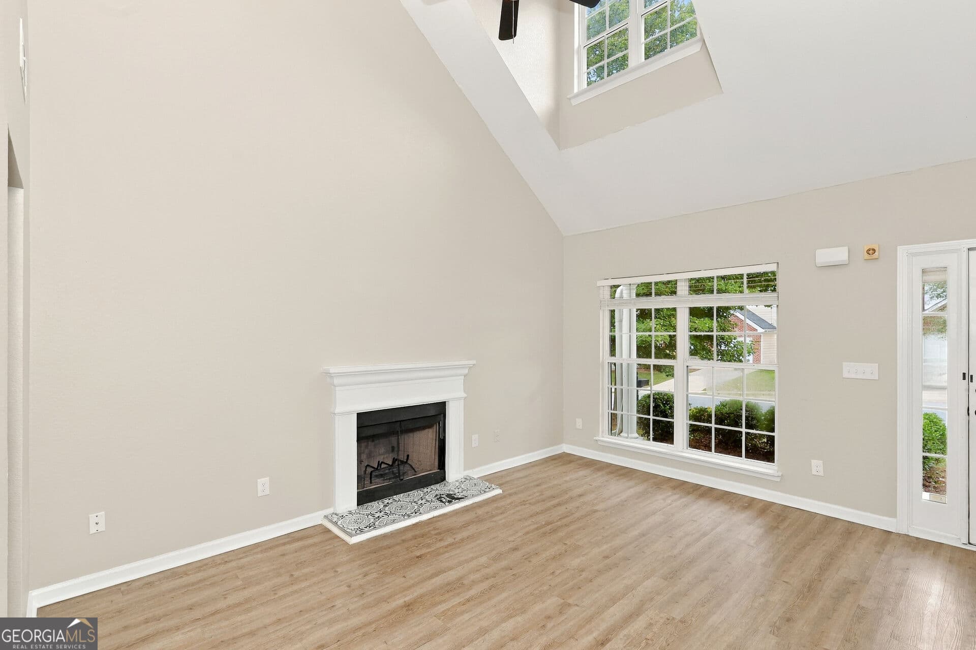 3 bedroom, 2.5 bathroom, 1,665 sq ft single family residence for sale at 4621 Ravenwood Loop, Union City, GA 30291 — photo 4