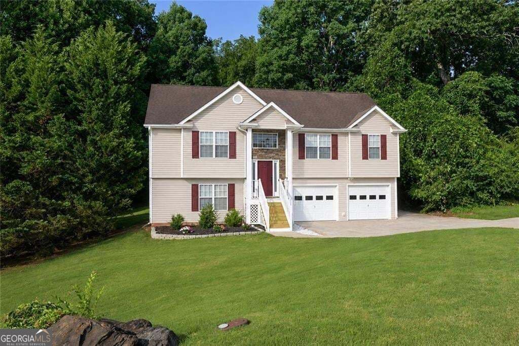 3 bedroom, 3 bathroom, 2,338 sq ft single family residence for sale at 114 Waterbury Lane, Braselton, GA 30517
