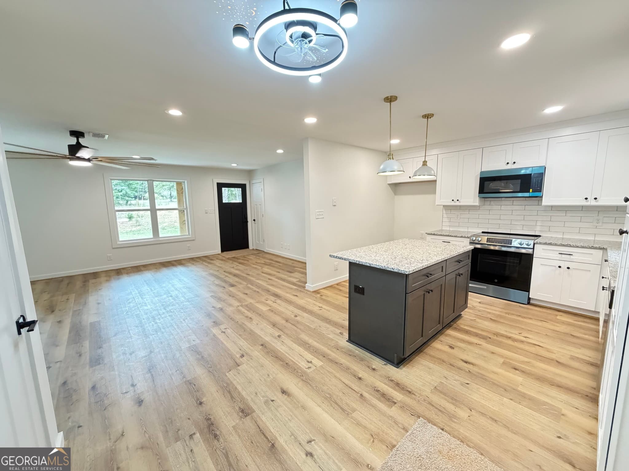 4 bedroom, 2 bathroom, 1,924 sq ft single family residence for sale at 392 Ga Highway 74, Molena, GA 30258 — photo 2