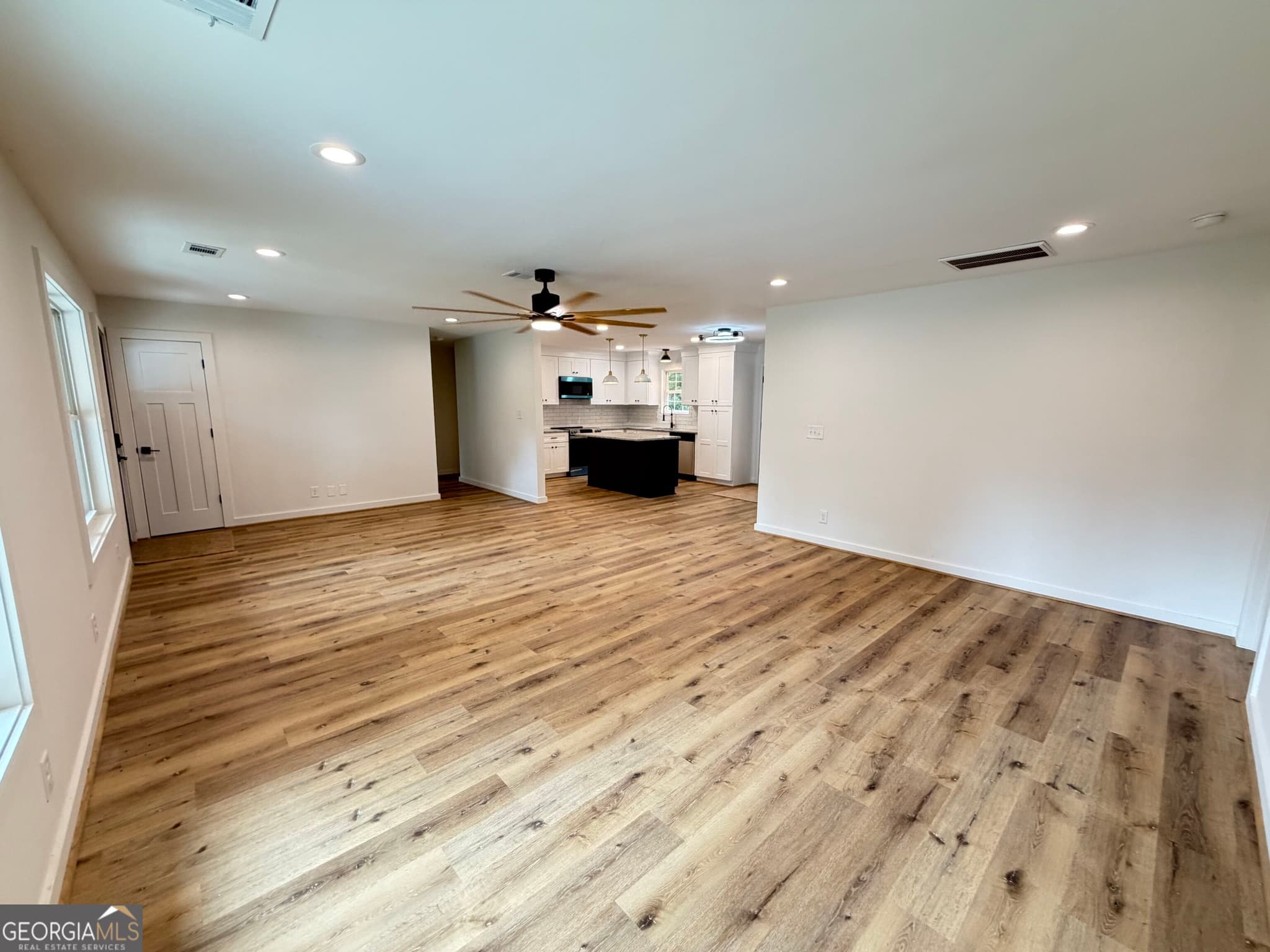 4 bedroom, 2 bathroom, 1,924 sq ft single family residence for sale at 392 Ga Highway 74, Molena, GA 30258 — photo 6