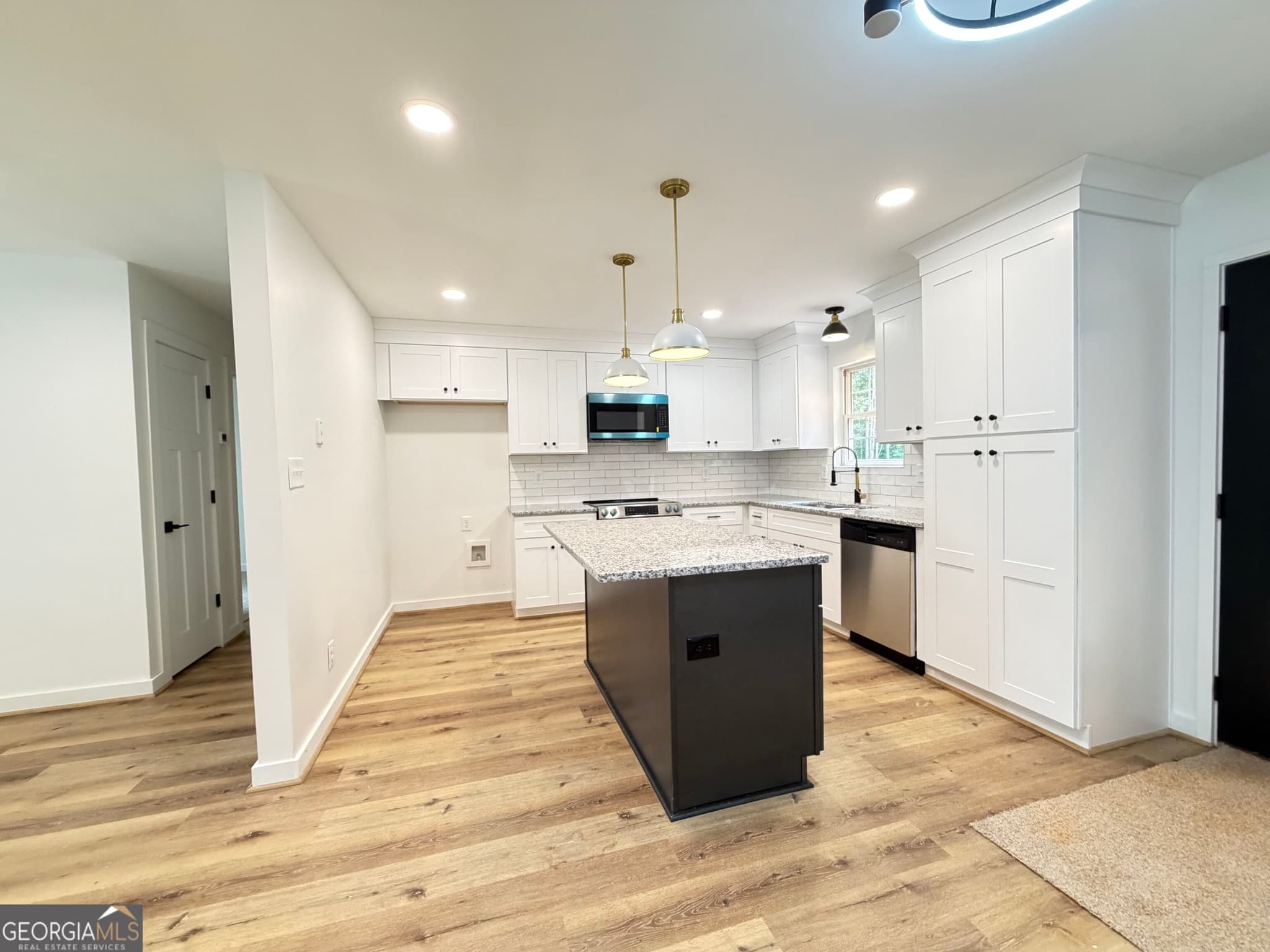 4 bedroom, 2 bathroom, 1,924 sq ft single family residence for sale at 392 Ga Highway 74, Molena, GA 30258 — photo 3