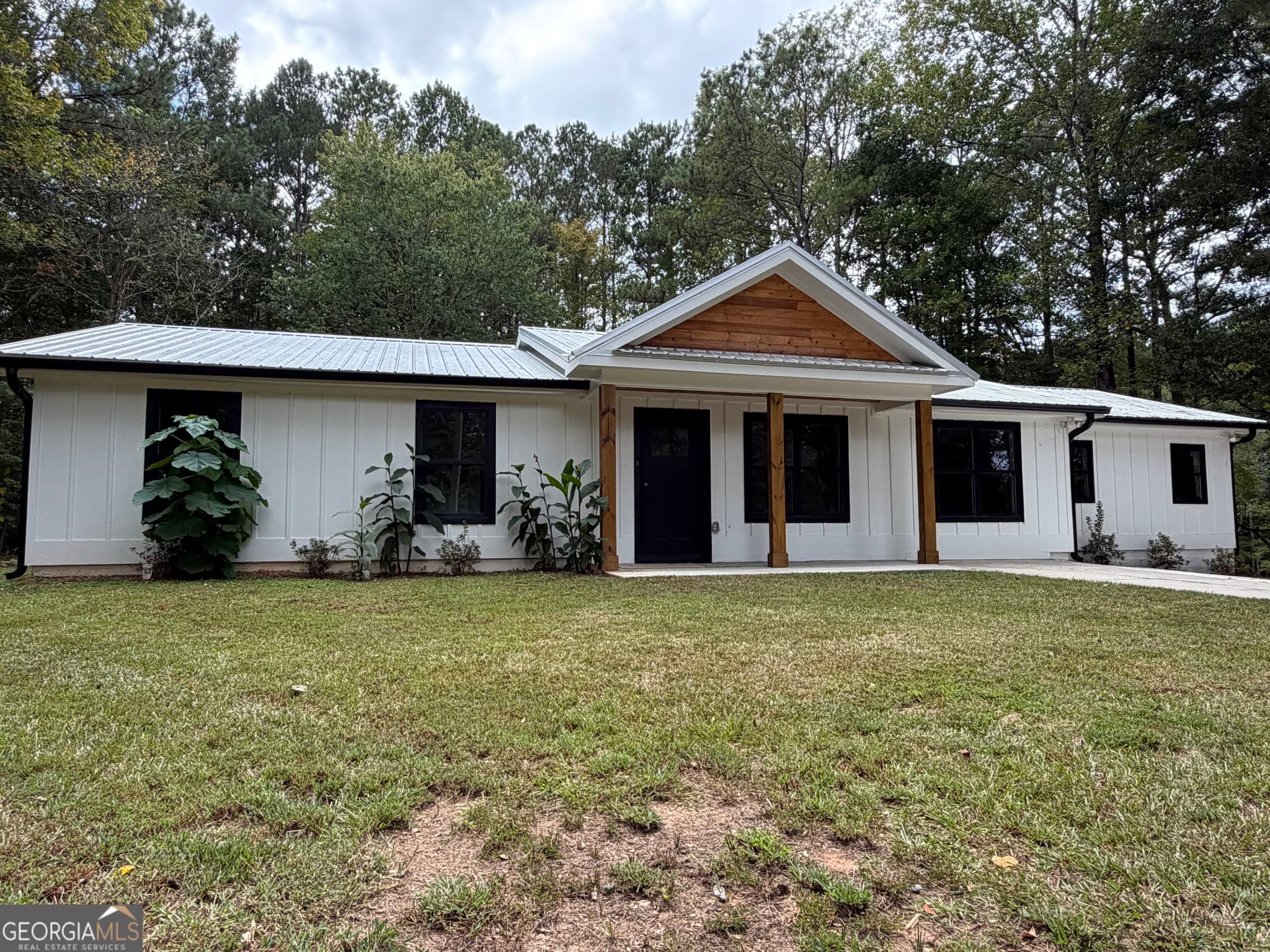 4 bedroom, 2 bathroom, 1,924 sq ft single family residence for sale at 392 Ga Highway 74, Molena, GA 30258