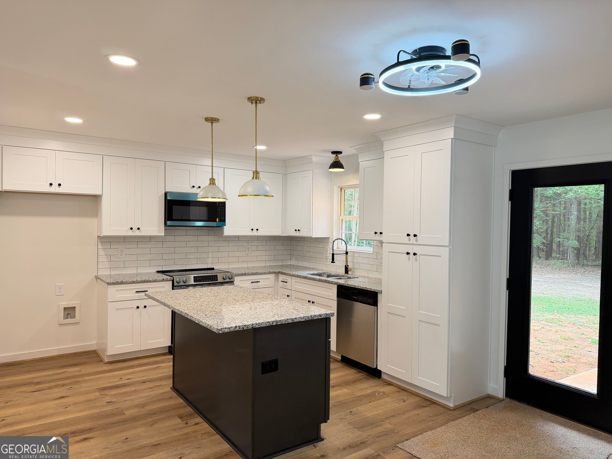 4 bedroom, 2 bathroom, 1,924 sq ft single family residence for sale at 392 Ga Highway 74, Molena, GA 30258 — photo 5