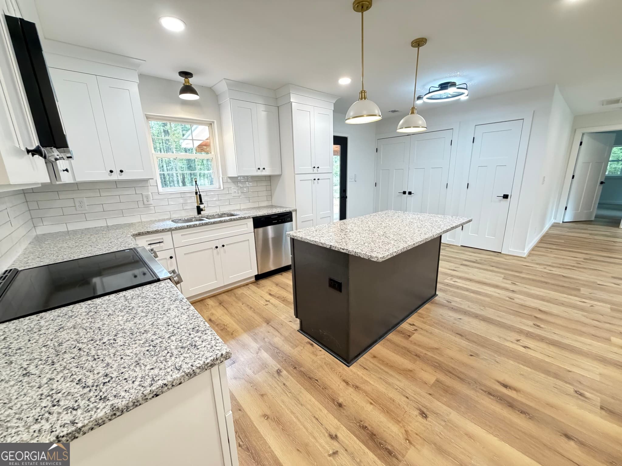4 bedroom, 2 bathroom, 1,924 sq ft single family residence for sale at 392 Ga Highway 74, Molena, GA 30258 — photo 4