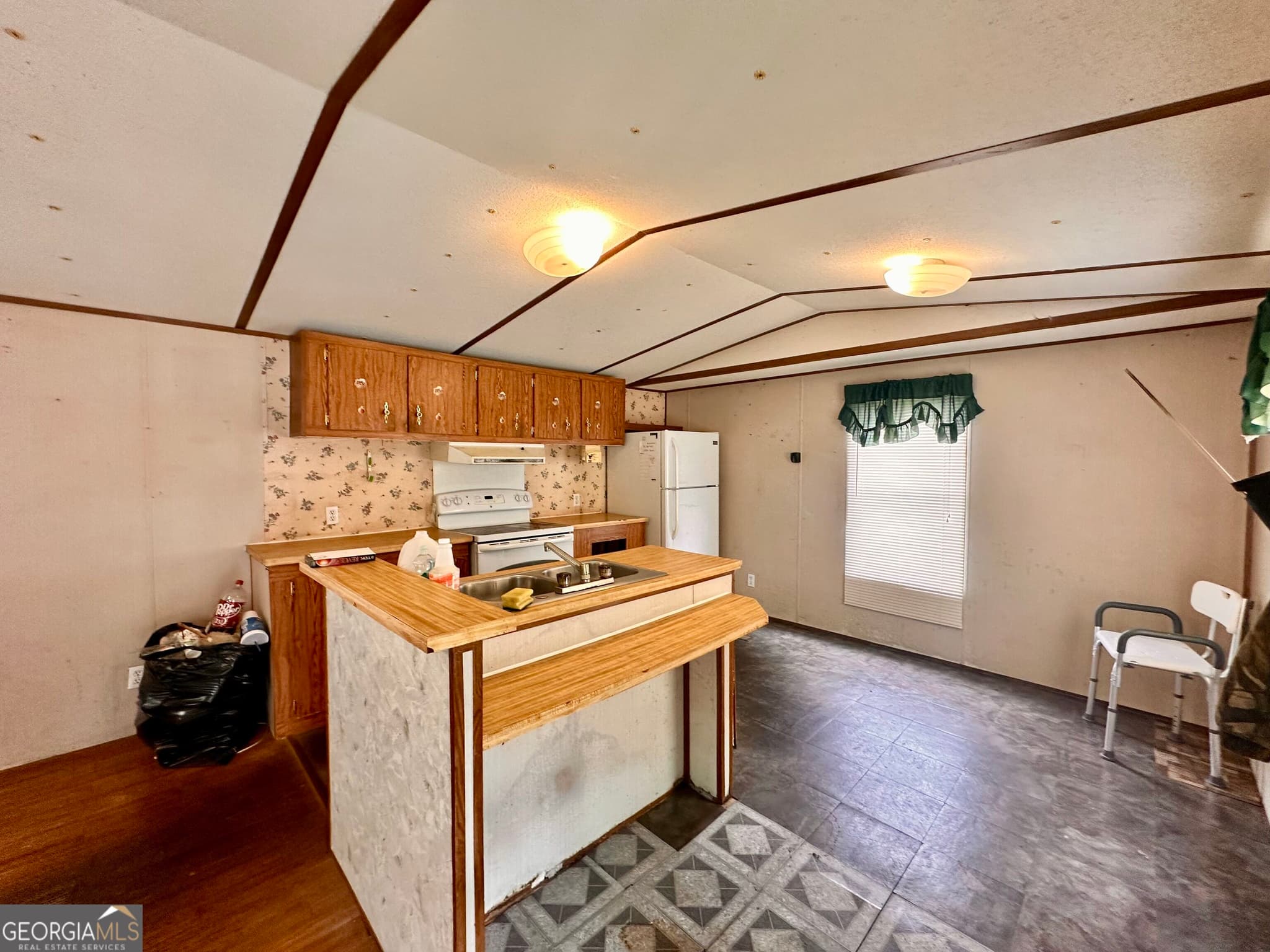 2 bedroom, 1 bathroom, 728 sq ft single family residence for sale at 6979 Oak Ridge Circle, Blackshear, GA 31516 — photo 2