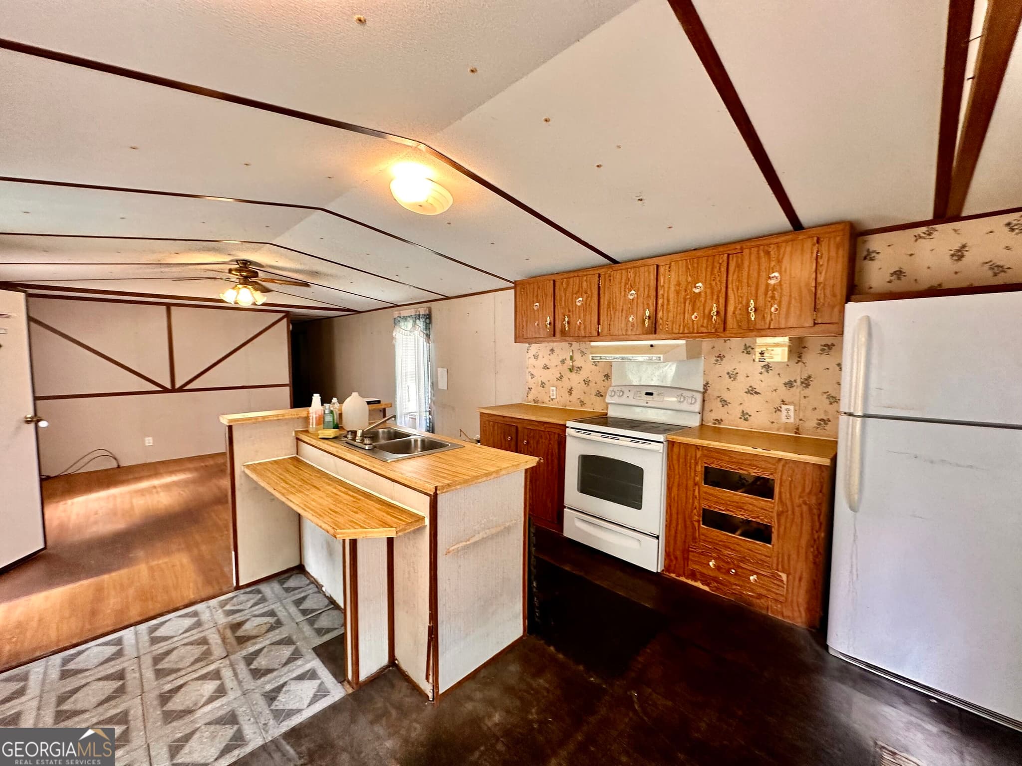 2 bedroom, 1 bathroom, 728 sq ft single family residence for sale at 6979 Oak Ridge Circle, Blackshear, GA 31516 — photo 3