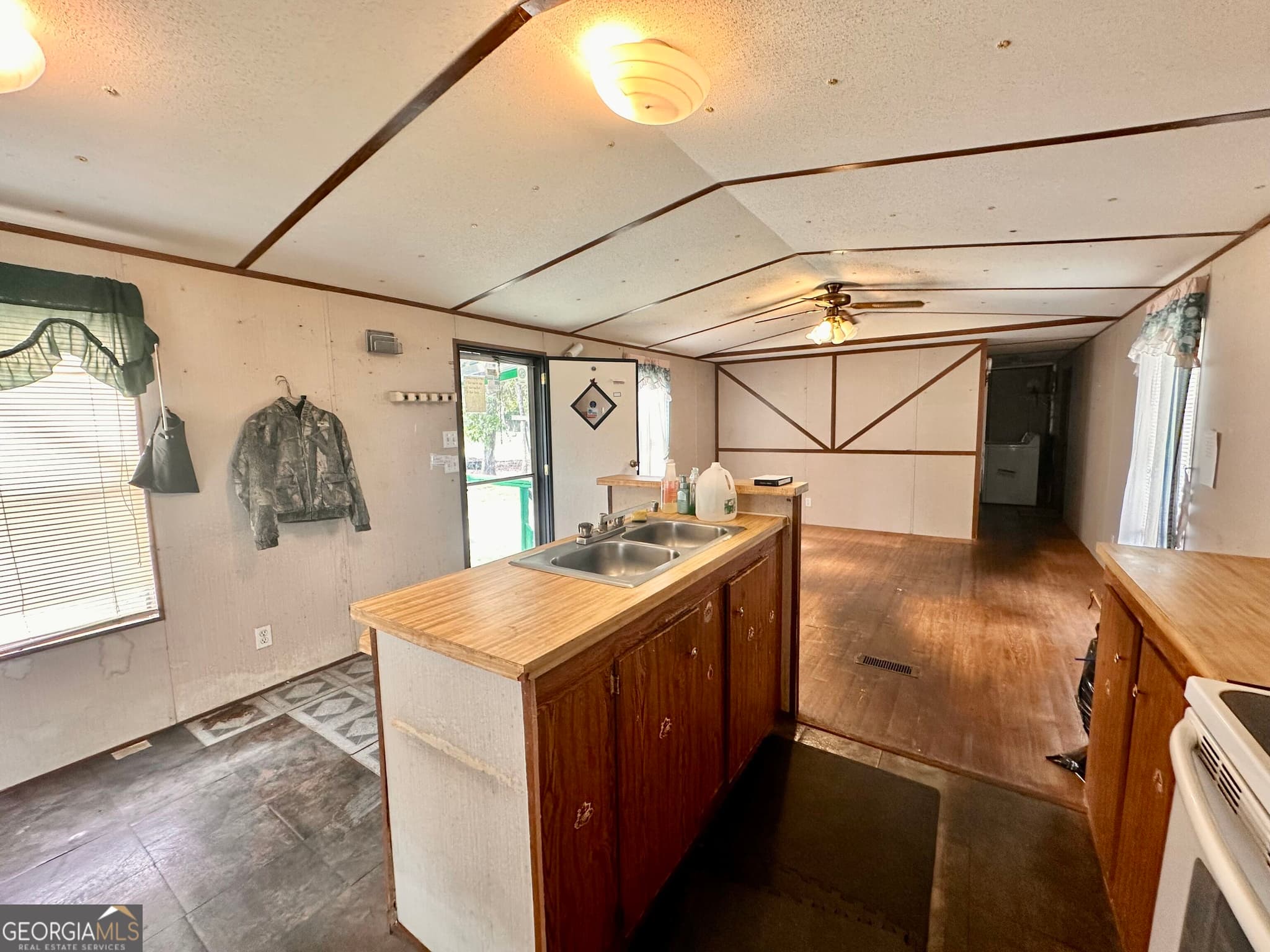 2 bedroom, 1 bathroom, 728 sq ft single family residence for sale at 6979 Oak Ridge Circle, Blackshear, GA 31516 — photo 5