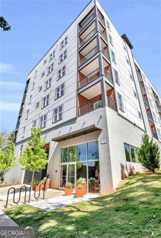 1 bedroom, 1 bathroom, 657 sq ft condominium for sale at 525 Parkway Drive 313, Atlanta, GA 30308 — photo 1 of 17