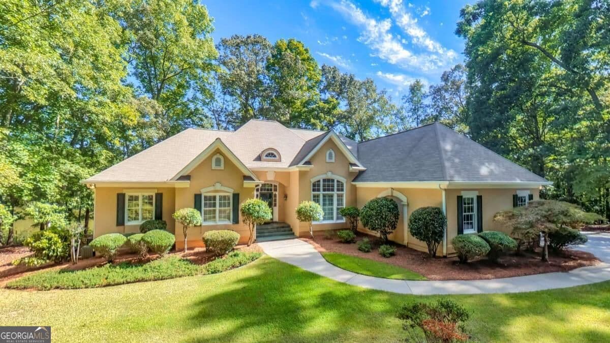 4 bedroom, 4.5 bathroom, 5,293 sq ft single family residence for sale at 320 Laurel Lakes Drive, Carrollton, GA 30116 — photo 2