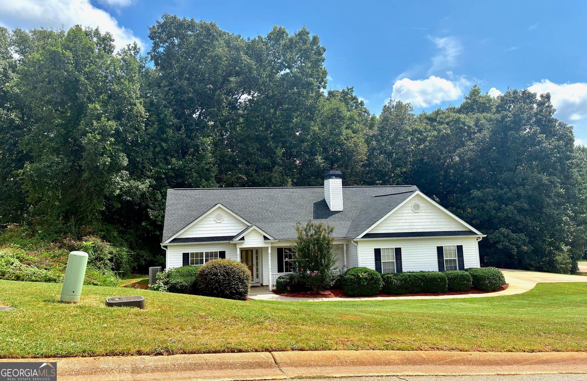 3 bedroom, 2 bathroom, 1,507 sq ft single family residence for sale at 180 Hidden Brook Trail, Newnan, GA 30265 — photo 1 of 16