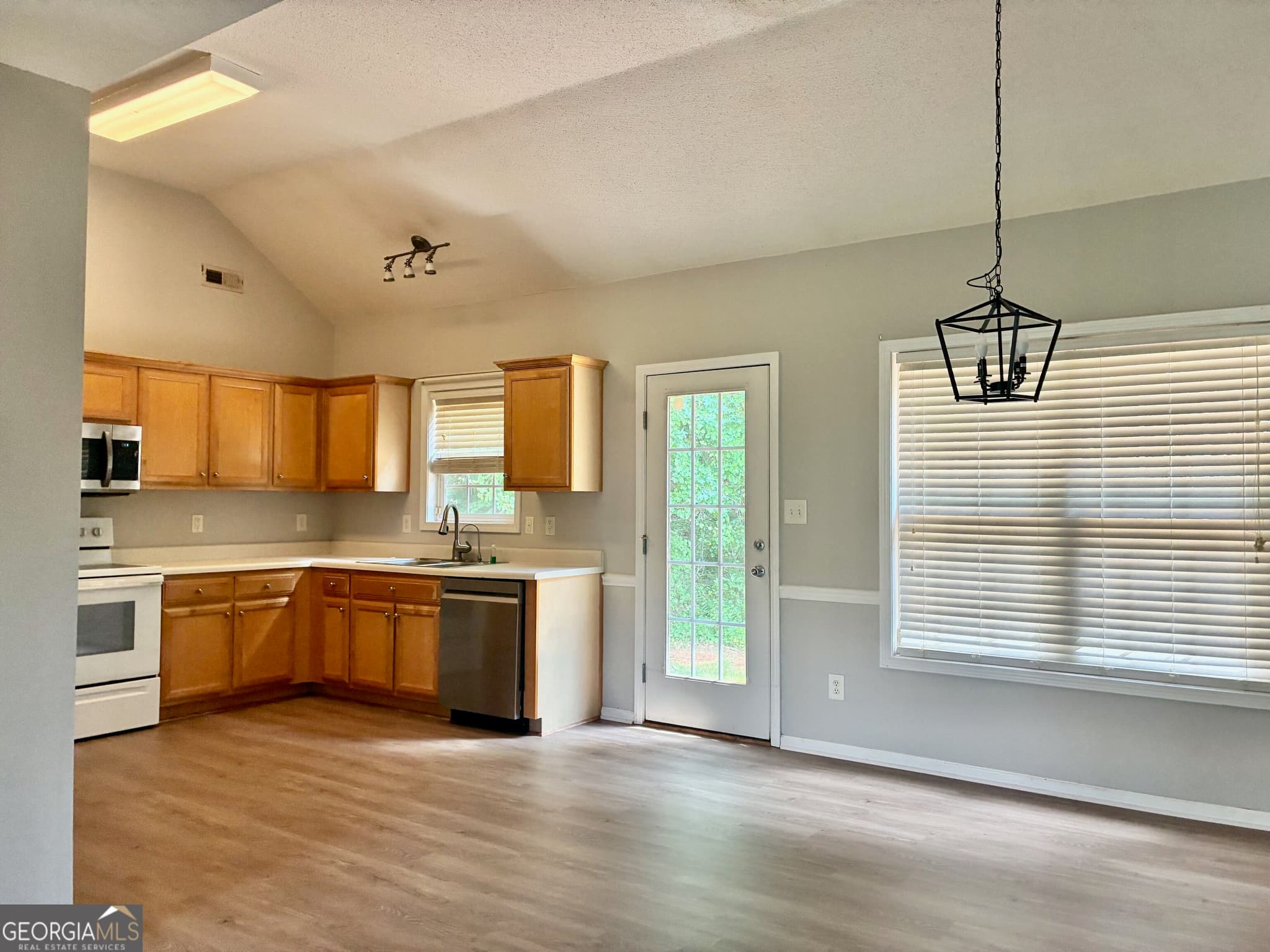 3 bedroom, 2 bathroom, 1,507 sq ft single family residence for sale at 180 Hidden Brook Trail, Newnan, GA 30265 — photo 5