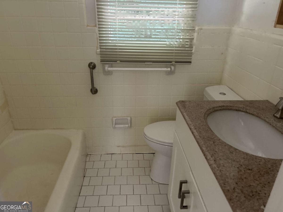 3 bedroom, 2 bathroom, 1,100 sq ft single family residence for sale at 2740 Santa Barbara Drive, Atlanta, GA 30318 — photo 6