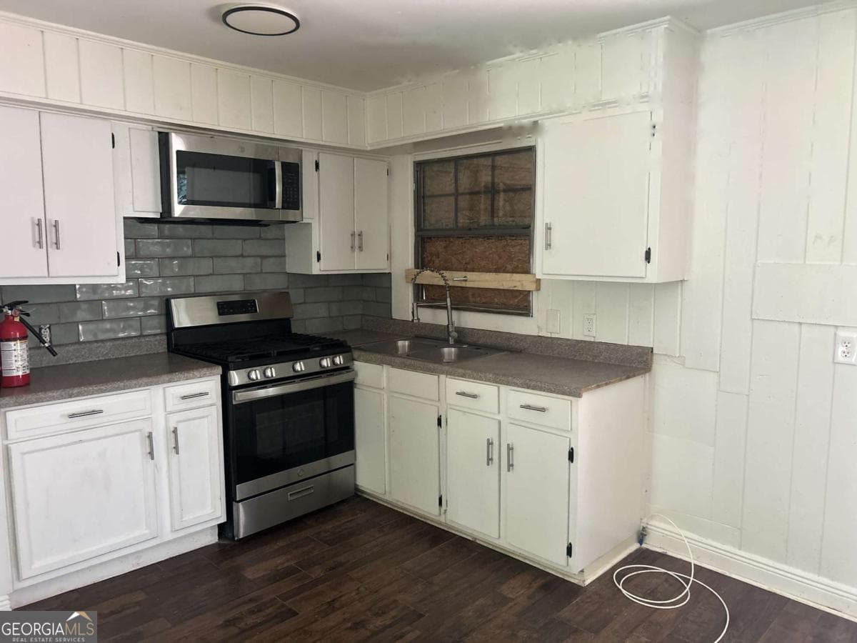 3 bedroom, 2 bathroom, 1,100 sq ft single family residence for sale at 2740 Santa Barbara Drive, Atlanta, GA 30318 — photo 5