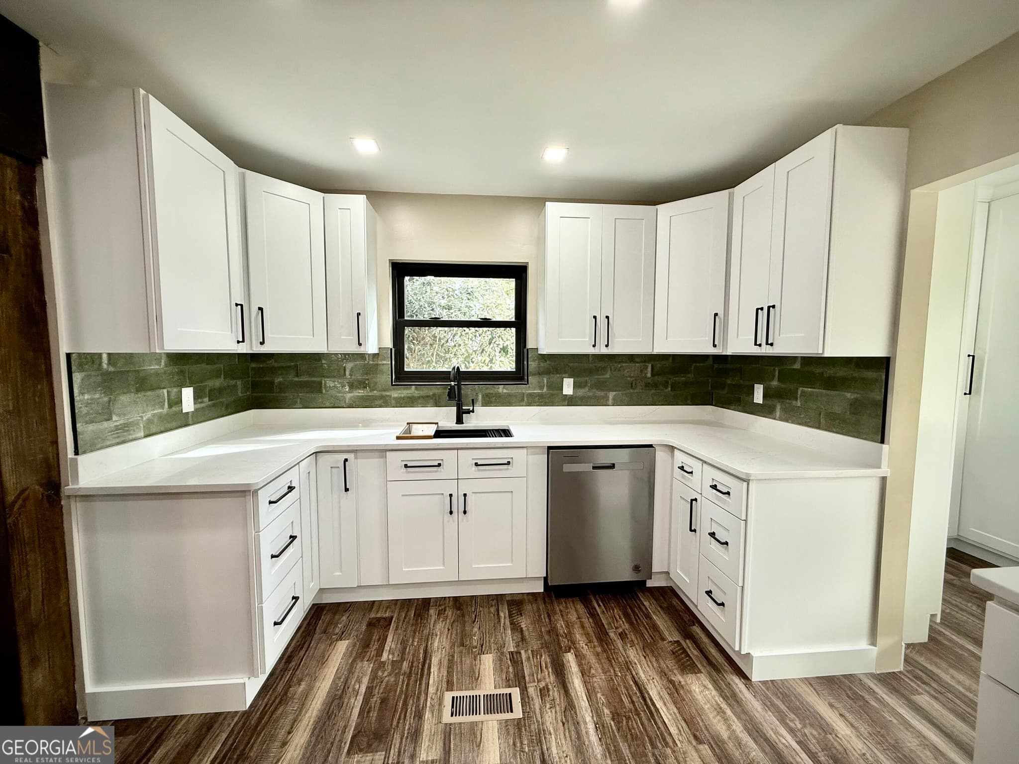 3 bedroom, 3 bathroom, 2,373 sq ft single family residence for sale at 38 Swann Lake Road, Hazlehurst, GA 31539 — photo 3