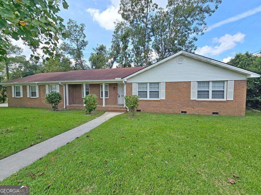 3 bedroom, 2 bathroom, 1,842 sq ft single family residence under contract at 3860 Camellia Drive, Valdosta, GA 31605 — photo 2