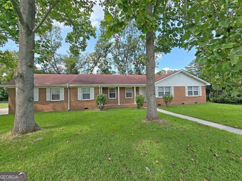 3 bedroom, 2 bathroom, 1,842 sq ft single family residence under contract at 3860 Camellia Drive, Valdosta, GA 31605