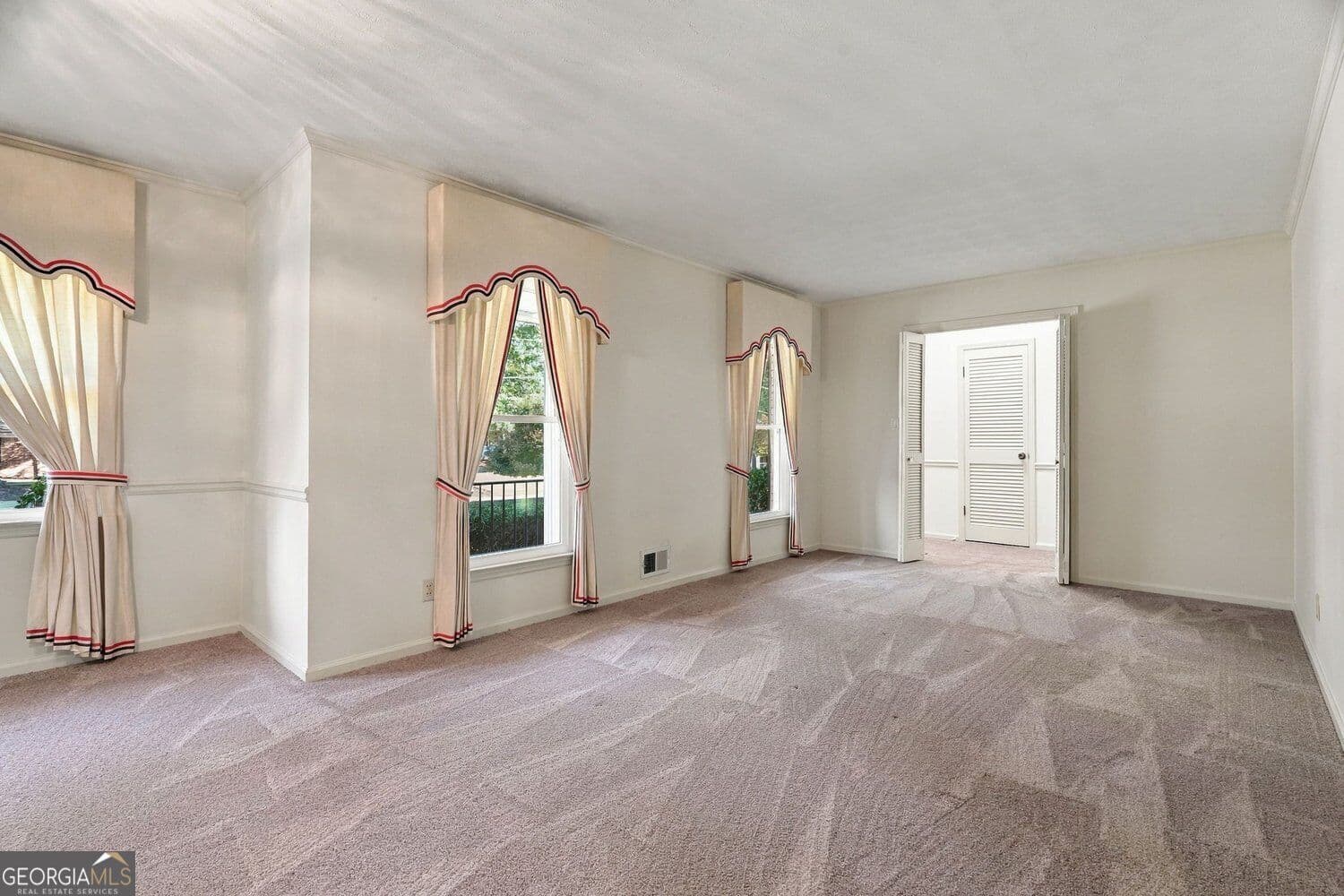 3 bedroom, 2 bathroom, 2,500 sq ft single family residence for sale at 1870 Sierra Drive, Marietta, GA 30062 — photo 7