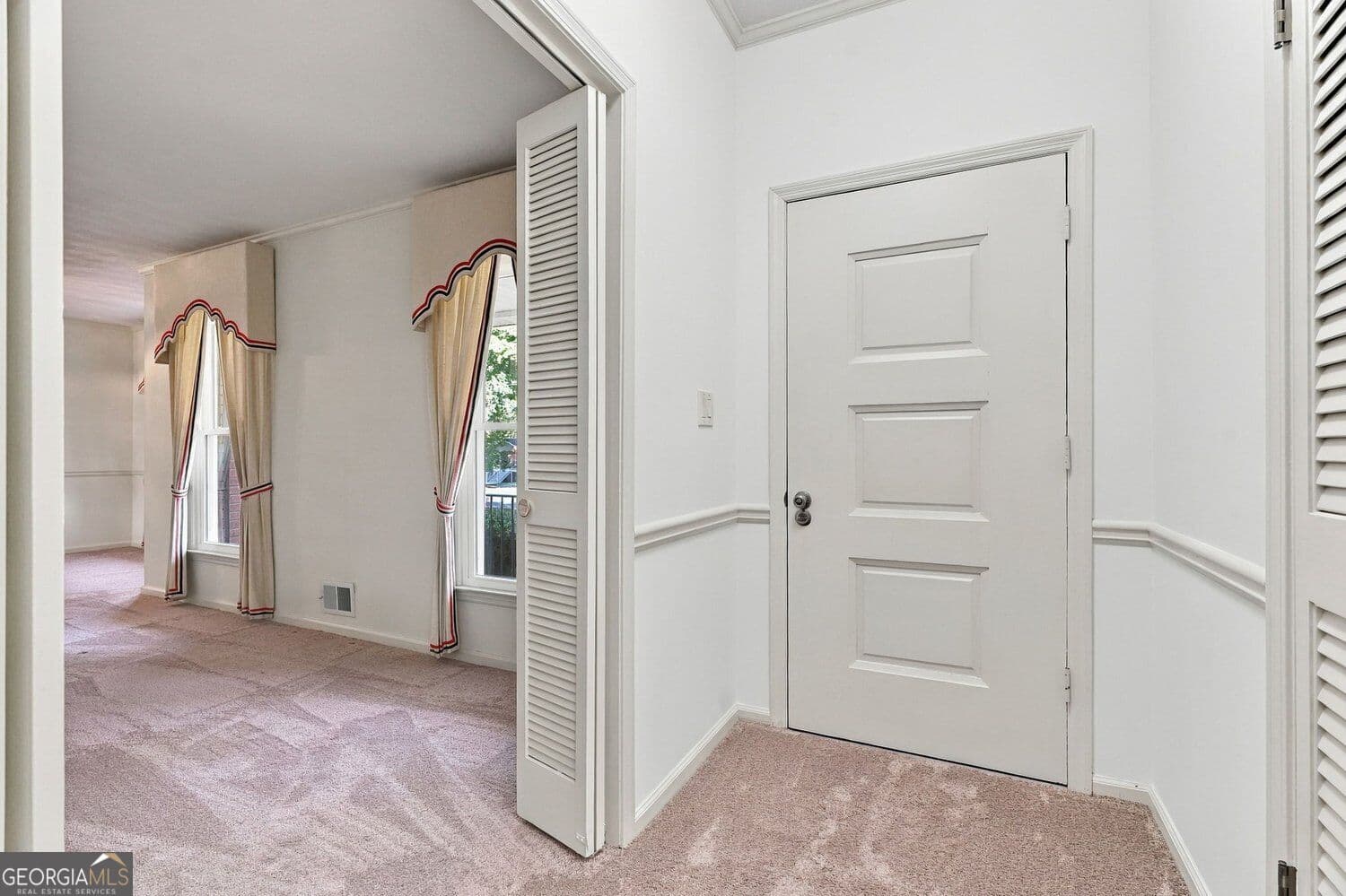 3 bedroom, 2 bathroom, 2,500 sq ft single family residence for sale at 1870 Sierra Drive, Marietta, GA 30062 — photo 3